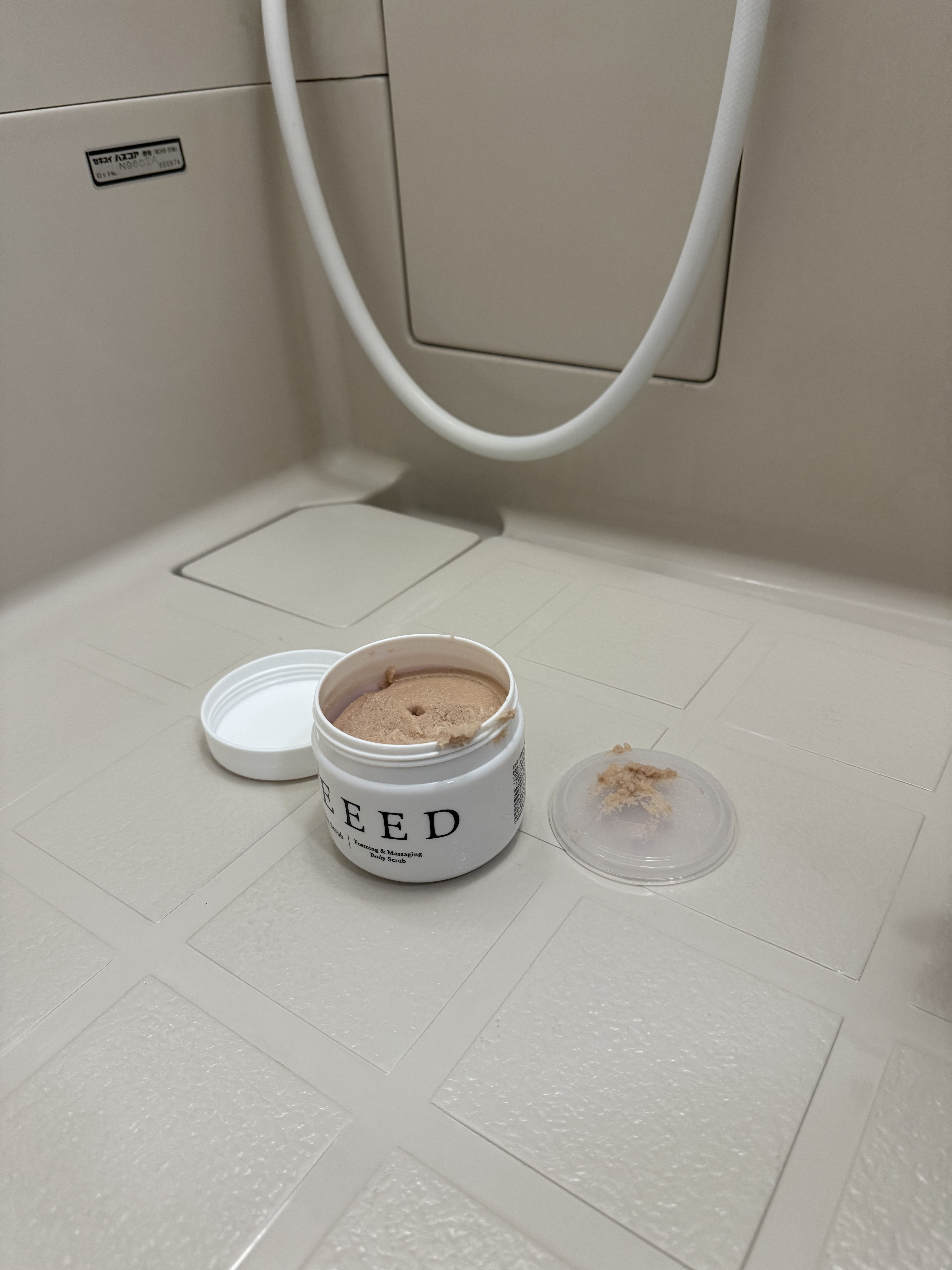 weeedボディスクラブ

ラベンダーバニラの香り、1日目強くこすりすぎて2回目からやわらかくあてるようにしました。
普段落としきれない肌の表面の角質が落ちてツルスベになると思います。膝や肘二の腕など翌日触るとつるつるに感じます。

ちょい