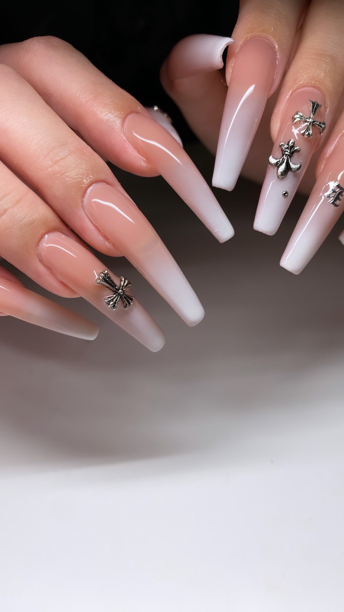 𝖓𝖆𝖎𝖑𝖎𝖘𝖙 🎱: 𝖒𝖔𝖊 フォロバ100 on LIPS 「ろんぐかわいい.#クリアネイル#トレンドネイル#ニュアンスネイ..」(1枚目)