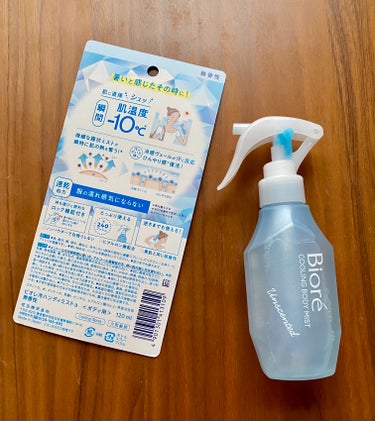 〈ビオレ〉
  ·冷ハンディミストa (ボディ用)  無香性 本体 120ml

暑すぎた日にドラッグストアに買い物に行った際、目にとまり思わず衝動買い😂

公式によると…
暑いと感じたその時に！
シュッと肌に浴びた瞬間、肌温度－１０℃（※）。※気化熱による※３０℃の屋外で使用した場合。
微細な霧状ミストが、瞬時に肌の熱を奪います。
冷感ヴェールが肌にとどまり、汗に反応してひんやり成分（＊）を放出。
暑くてまた汗ばんでも、心地よいひんやり感がスッと肌に戻ってきます。
＊メントールによる。
速乾処方で服の濡れ感気にならない。
持ち運びに嬉しいロック機能付き。
無香性とリフレッシュサボンの香りの2種。

‹使用方法›
●首、胸元、腕、背中、脚など、冷やしたい身体の部位に適量スプレーしてください(全身5〜6プッシュが適量です)。
●使い始めは、ハンドルを数回引いてください。
●逆さまでも使えます。


ロック付きで逆さでも使用可能な本体で、使い勝手は良いです！
ちなみに詰め替え用もあり。

私は無香料を購入しましたが、リフレッシュサボンの香りもあり、選べるのも良いです☺️

無香料と言いつつも、使用直後はメンソールっぽい香りはあります💦
しばらくするとその香りも飛び、確かに無香料になりますが、完全に無香料という訳ではないので、その点は注意が必要です！😅

そして、肌温度－10℃は正直あまり実感なし。
若干？多少？ひんやりなのかな？程度に私は感じました😅
でも、かなりの猛暑の時には気休め程度だったとしても使用しとかないと💦と思います🥴w


#ビオレ
#プチプラの画像 その2