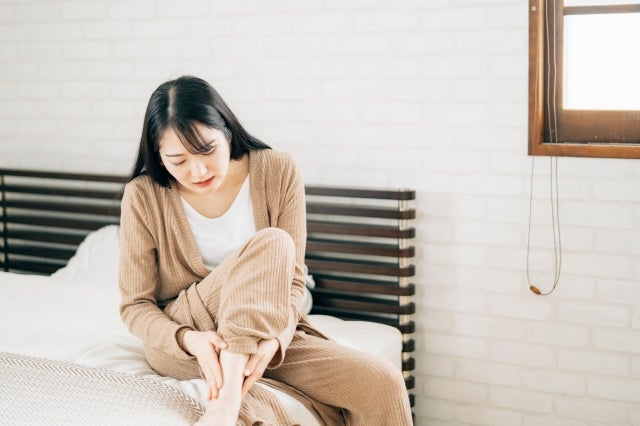 足首を触る女性