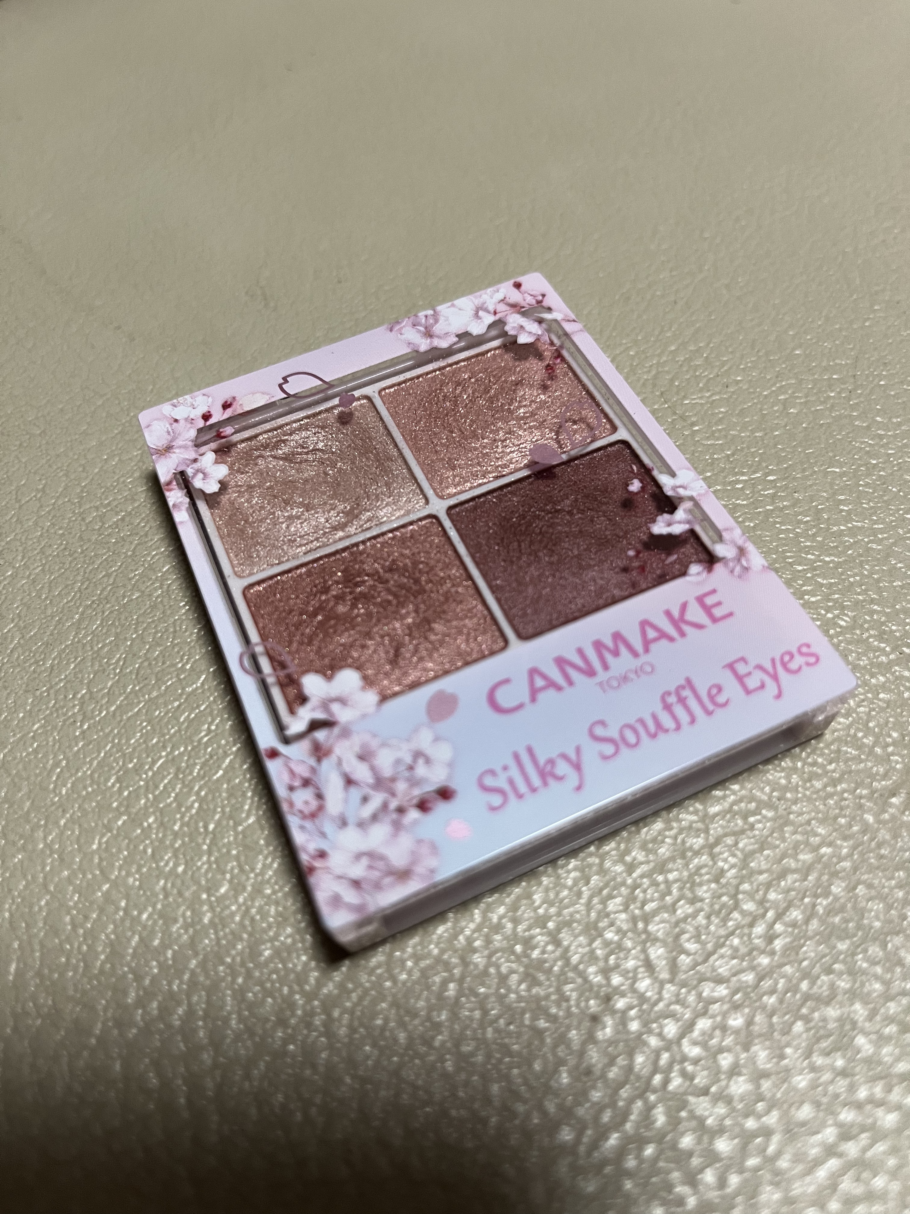 これ！！私激推しアイシャドウ♡
キャンメイクのシルキースフレアイズ✨️

知ってる人も大好きな人もたくさんいると思うんだけど、大好きなアイシャドウなので載せちゃう！！

私は10ってやつ使ってるんだけど、発色とキラキラした感じがとても綺麗✨