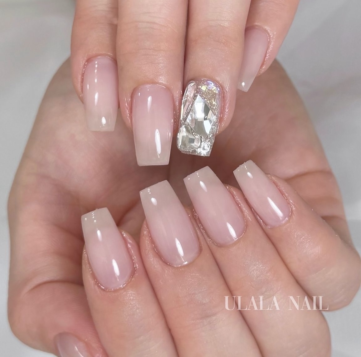 使用アイテム @reagel.nail 
・S046 乳白色ピンクベージュ
⁡
⁡
ワンホン＆綺麗めデザイン好き方に
おすすめの乳白色系ピンクベージュ💅🏻
⁡
肌より明るいのに浮かないので使いやすく
手元を暗くしたくない方にぴったりのカ