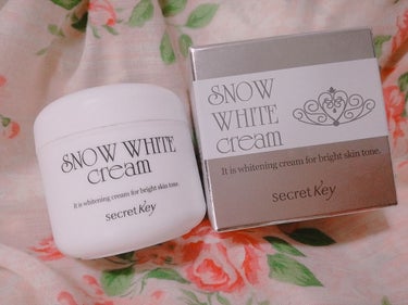 【secret key】
SNOW WHITE CREAM

他のホワイトクリームに比べてテクスチャーが緩いのでとても伸ばしやすく肌馴染みがいいです🙌
そしてオールインワンなのでこれひとつで肌が潤います