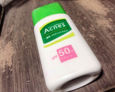 発売元:ロート製薬
商品名:メンソレータムアクネス薬用UVティントミルク
SPF50＋PA＋＋
内容量:30g
値段:¥880＋税

乳液タイプの日焼け止めです。
私はファンデーションは塗らずこれだけを