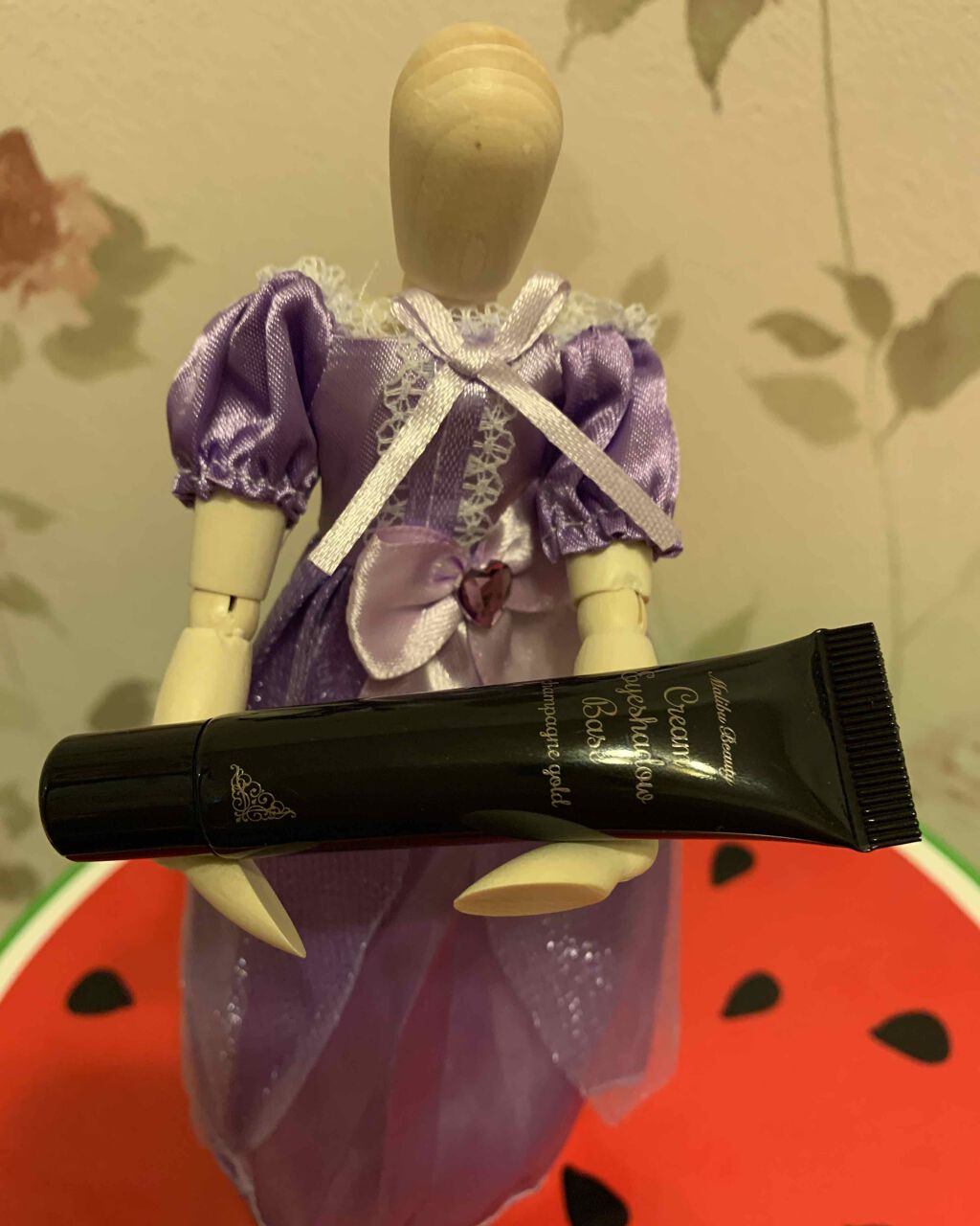 マリブビューティー クリームアイシャドウベースのクチコミ「マリオビューティーの
クリームアイシャドーベースです
これを塗っておくだけで
1日ツヤツヤした.....」（1枚目）