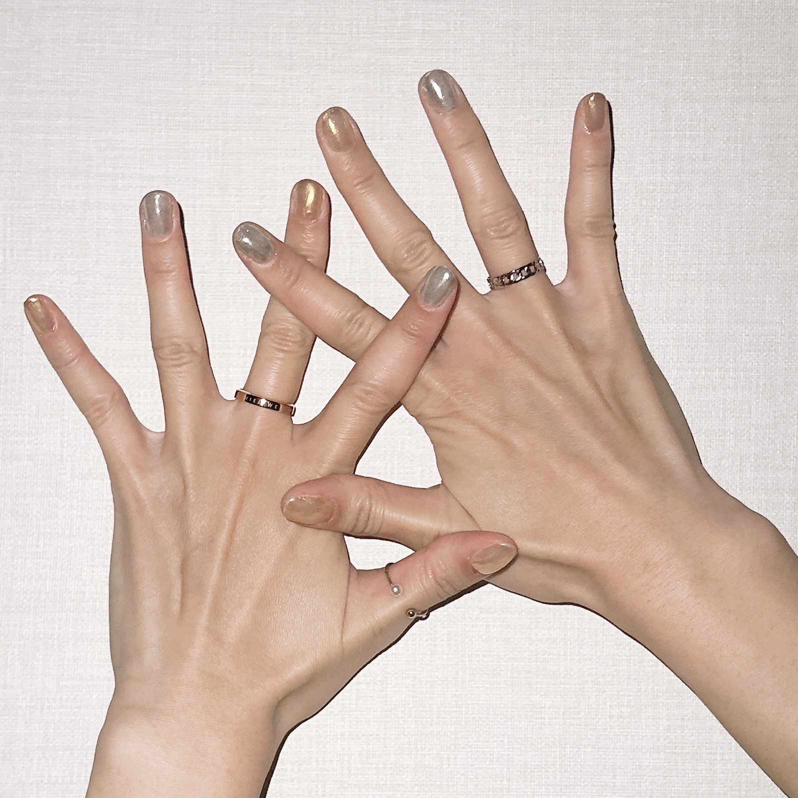 正月明けはゴールド&シルバーミラーネイルを
してました✨

ちょいとお祝い気分になりたかったなもあり
ギラギラしてました🤭

ゴールドミラーのベースはクリアでしており、
シルバーミラーのベースはネイビーで
してます!

#セルフネイル #