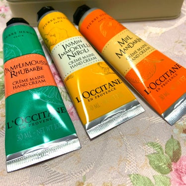 L'OCCITANE パンプルムース ルバーブ ハンドクリームのクチコミ「ロクシタン
ピエールエルメとコラボのハンドクリームセット

ピエールエルメは大好きなマカロンが.....」（2枚目）