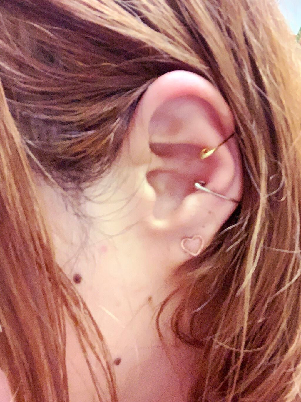 リサ・ラーソン♡クッションファンデマニア on LIPS 「#本日のピアス#イヤーカフ↑↑↑ふたつはね(笑)#軟骨ピアス開..」(1枚目)