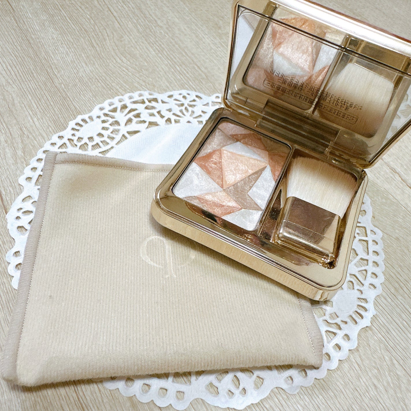 ル・レオスールデクラ /クレ・ド・ポー ボーテ/パウダーハイライトを使ったクチコミ(4枚目)