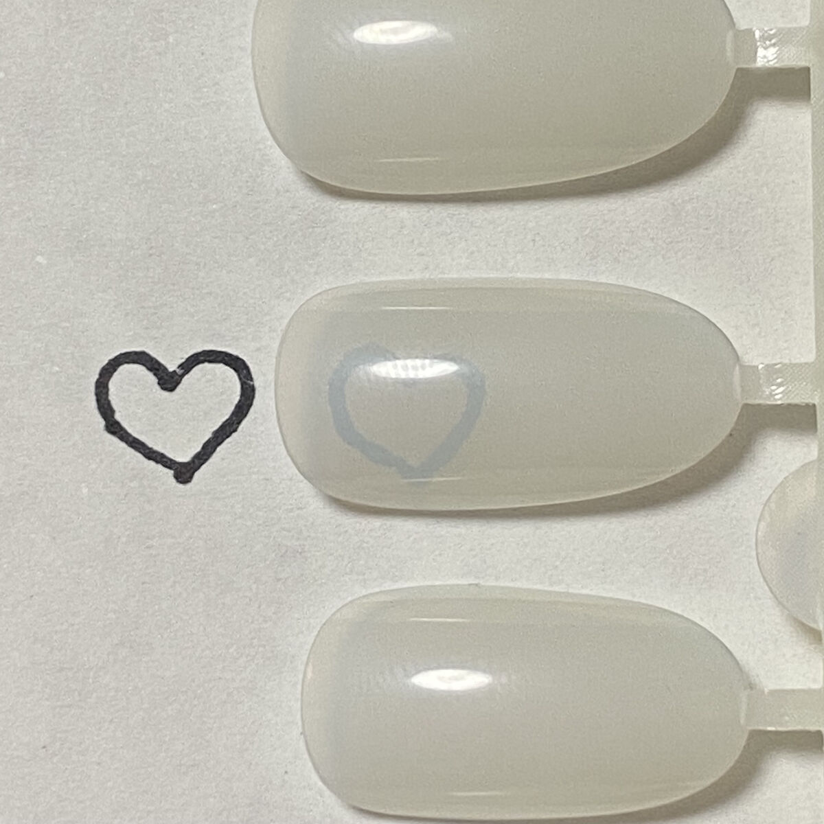 セリア 色付きネイルチップのクチコミ「セリア
色付きネイルチップ

色付きだと楽そうだな〜と思って買いました。
白はやや透けます。
..」（2枚目）