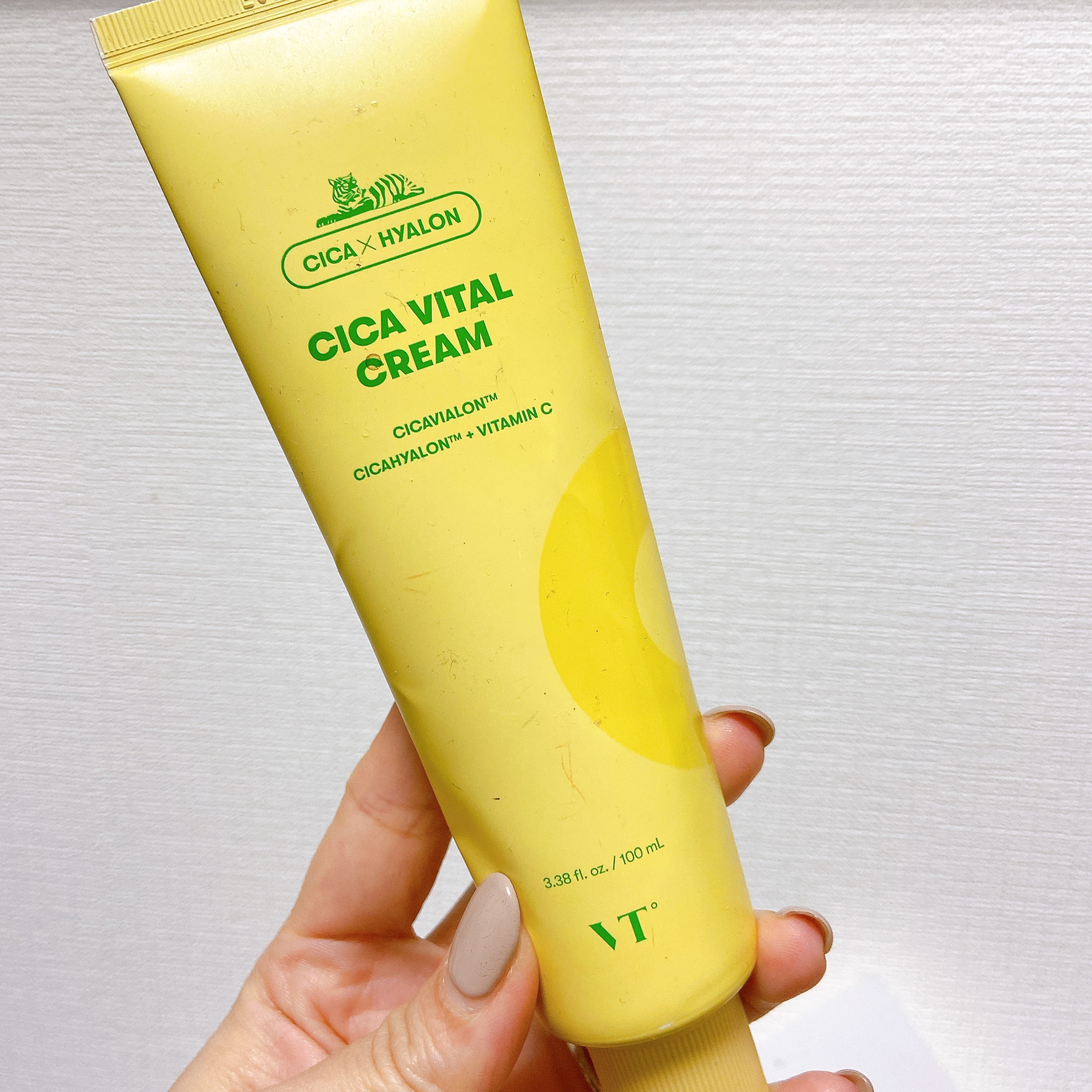 コレはリピ購入してるやつ！
テクスチャーがぽってりなんだけど
伸びがいいの。
ビタミンC入ってるから寝る前には必ず塗ってる。