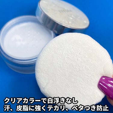 噂の『ゼロ粉感』ZEESEAのお粉！！
01 皮脂コントロールだから、乾燥肌の私は全顔に叩いたらどんどん乾燥していったよ🙀笑
今はテカる部分だけに使ってる😁💦

眉毛とアイメイク前に仕込むのが特に気にいってる！
これは一切粉ぬってます！感を感じさせない。
その分、カバー力は期待できないけどね🤷‍♂️

一瞬で油分もってかれるサラサラ具合。
これは実際に体験してみてほしい✋
色んなお粉もってるけど、
粉ってここまで進化してるんだね💡🙄

これ手のひらより小さいサイズだったんだけど、
大きいサイズも登場してるみたい🐚✨️
小さいの使いづらいから私も大きめサイズ欲しい♪

#PR #ZEESEA#フェイスパウダー#大福パウダー#ホンネPR #中国コスメ #ベースメイク の画像 その1