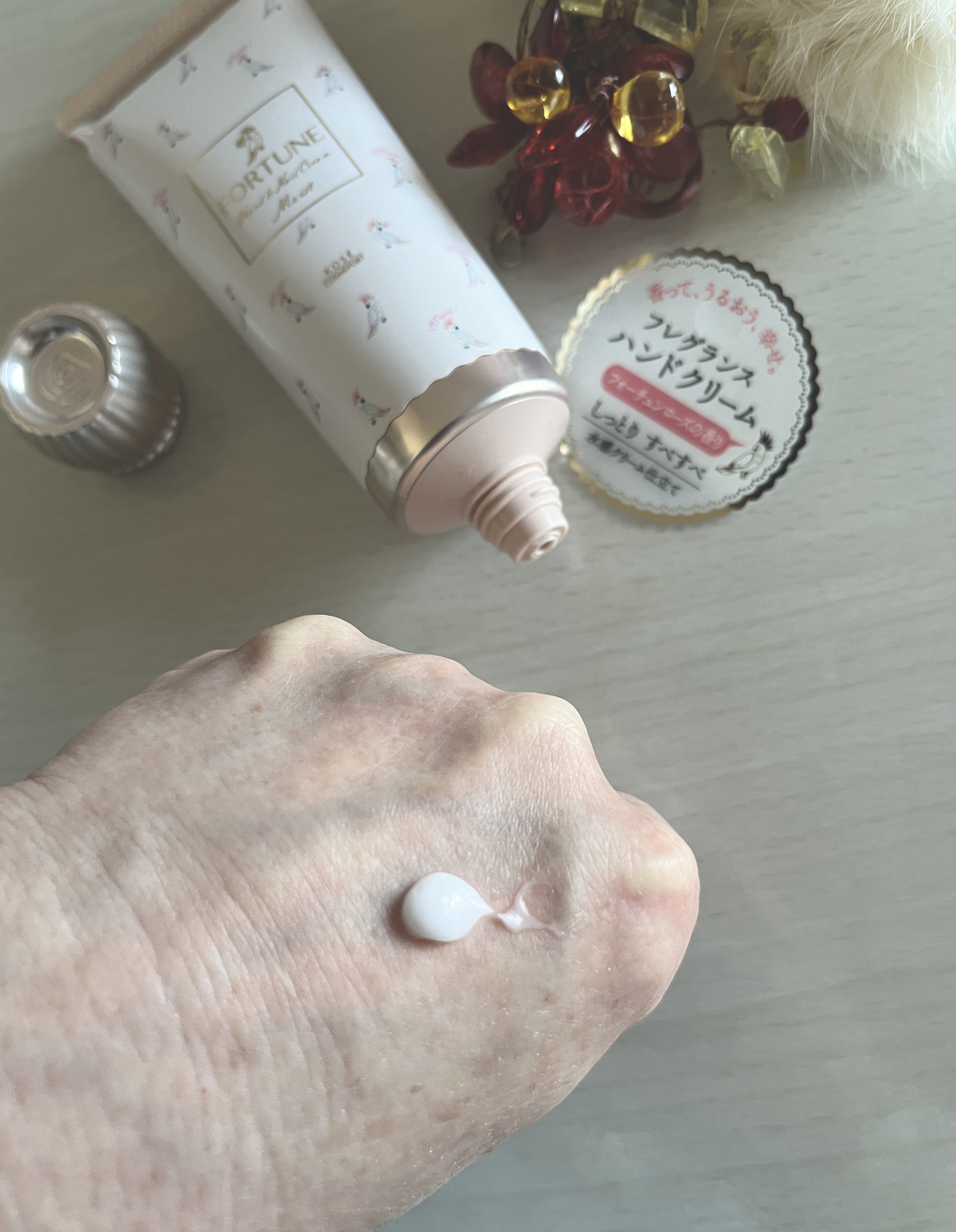 フォーチュン フレグランス ハンドクリームのクチコミ「見た目が可愛い💕
香りが強く 香水をつけているようです
華やかな香りです✨

家事をしている時.....」（2枚目）
