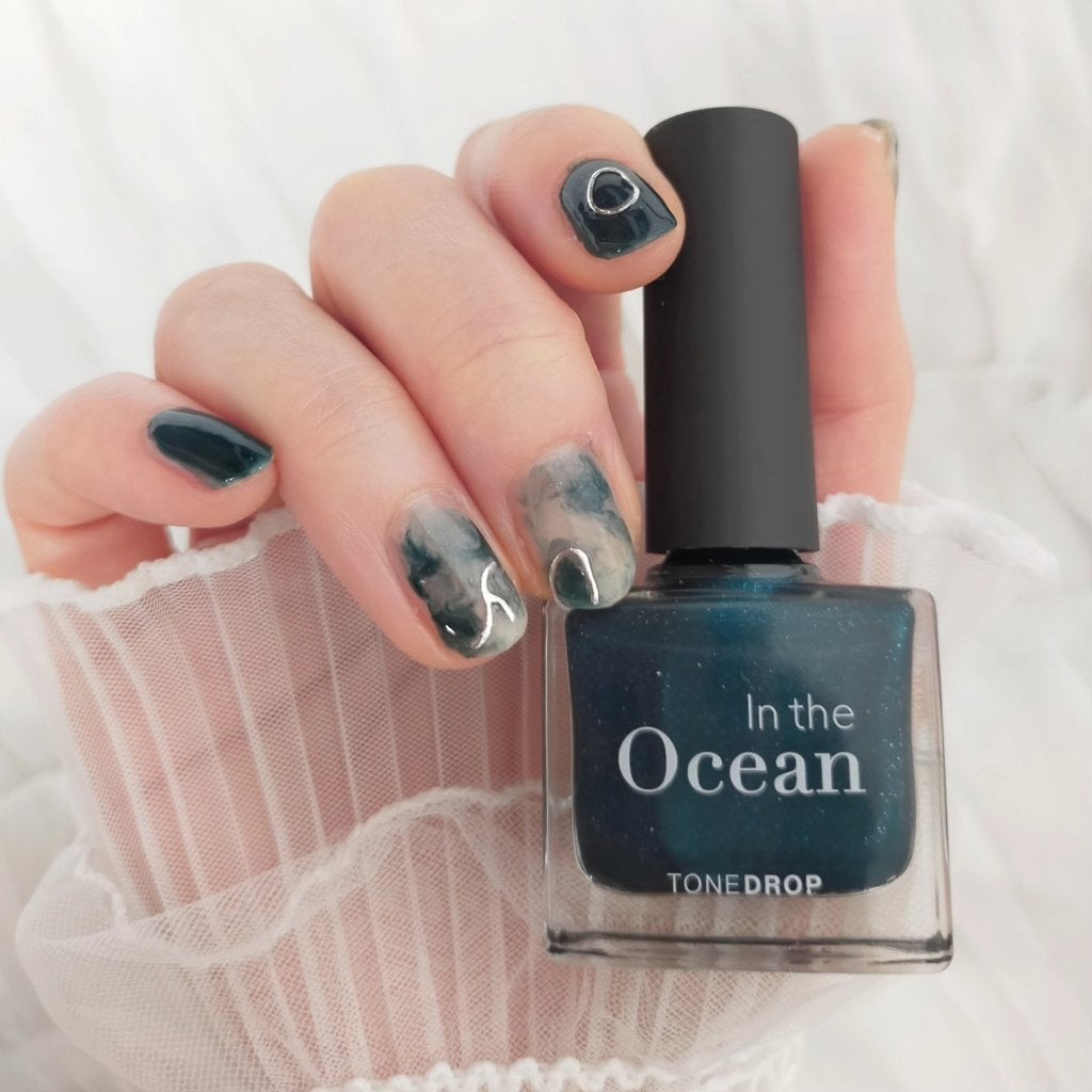 あちゃみん on LIPS 「ニュアンスネイル·深い海のキラメキをイメージしたTONEDRO..」(1枚目)