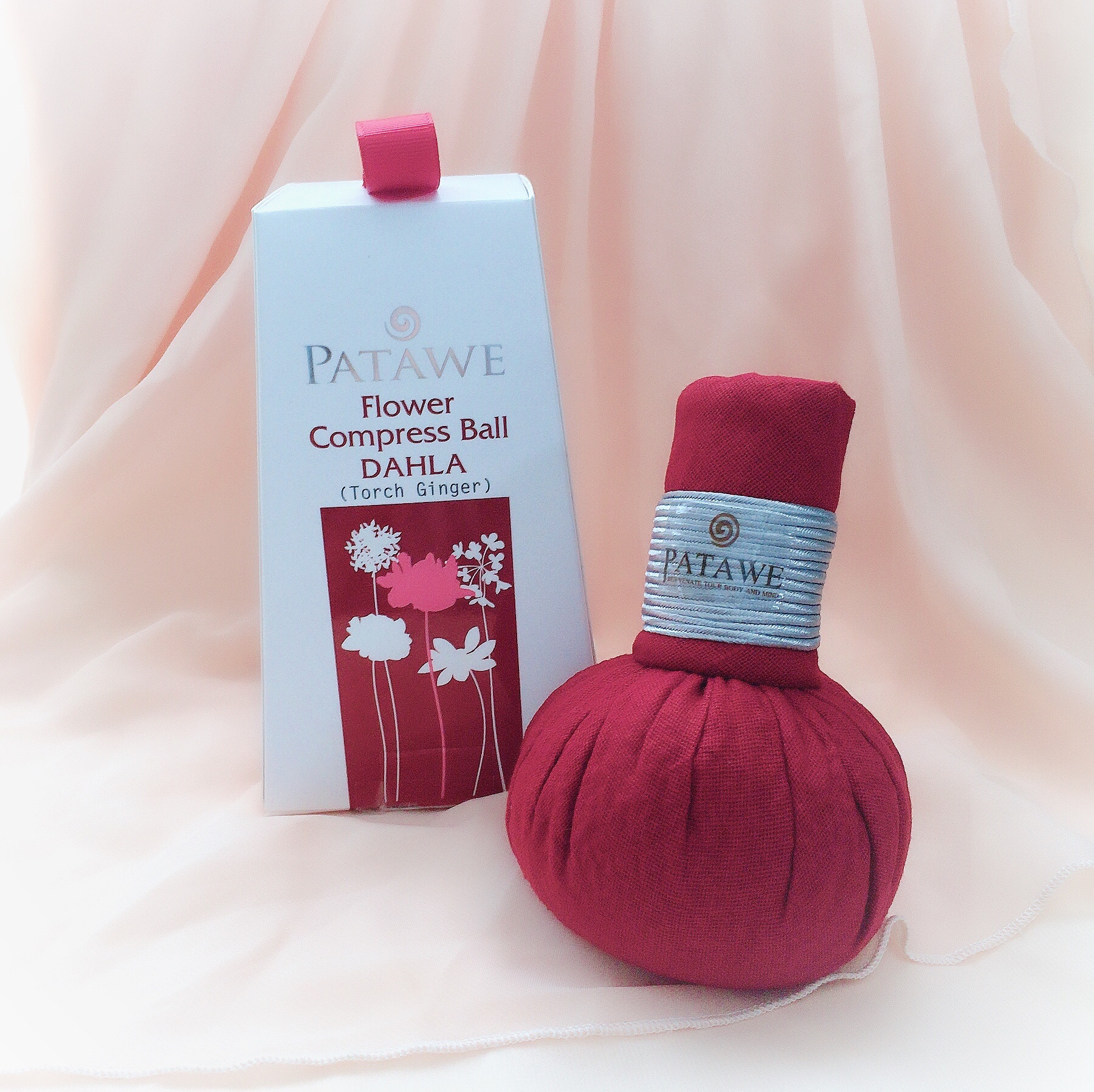 ダーラ　フラワー・コンプレスボール

「身体にいいものだけをぎゅっと」そんな発想から生まれたブランドのフラワー・コンプレスボール。
厳選された自然由来の植物を配合し、環境やライフスタイルに左右されがちな体調を整え「ポカポカ習慣」へ導くそうで