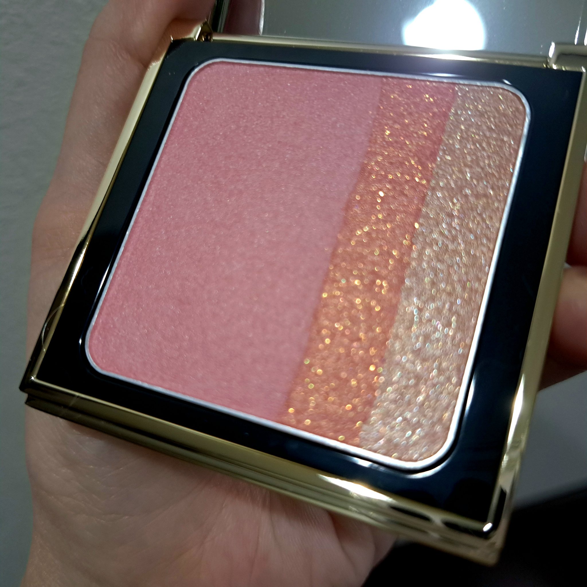 BOBBI BROWN ブライトニング ブラッシュのクチコミ「復刻したブライトニングブラッシュ 03ブラッシュドピンクをスウォッチ

ピンク▶ラメなし
コー.....」（3枚目）