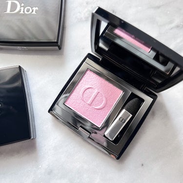 Dior　モノ クルール クチュール
810 ローズラプソディー



発色は控えめな青みピンクで
ピンクとゴールドのラメが可愛いです♡︎ʾʾ 


848ピンクコロールとの相性がとても
良かったです♪