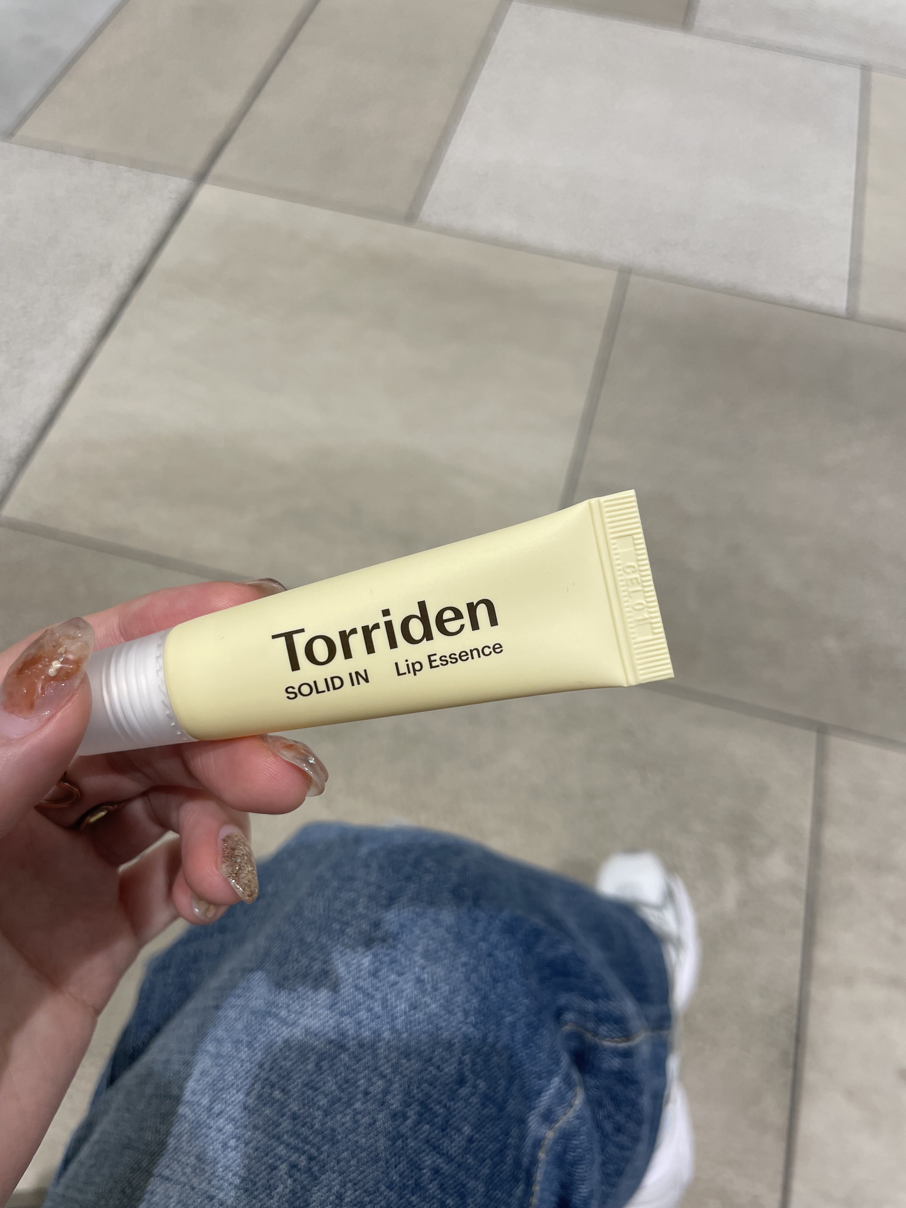 今回紹介するのはリップです✨
Torriden/ソリッドイン セラミド リップエッセンス

セブンイレブンで購入しました！


1本で、保湿・角質ケア・スリーピングパック
として使用できちゃいます🥹💖💖


テクスチャーは、わかりやす