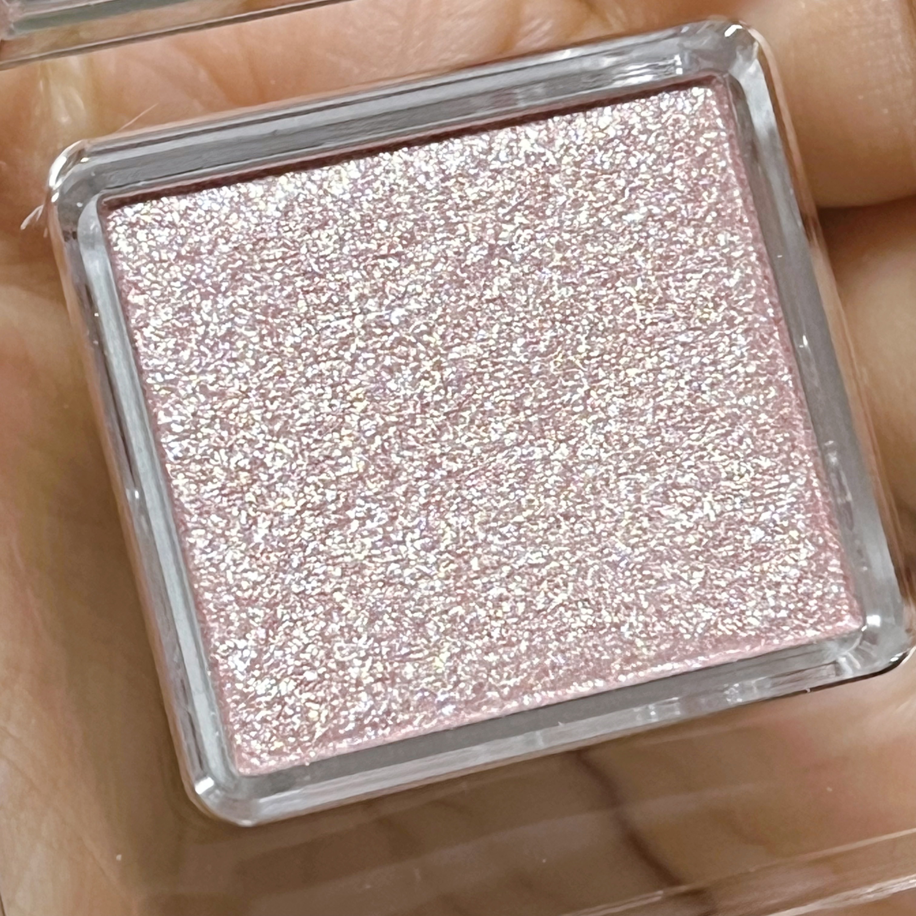 ニュアンスカラー シャドウ キラキラリン(限定）/BABYMEE/単色アイシャドウを使ったクチコミ（3枚目）