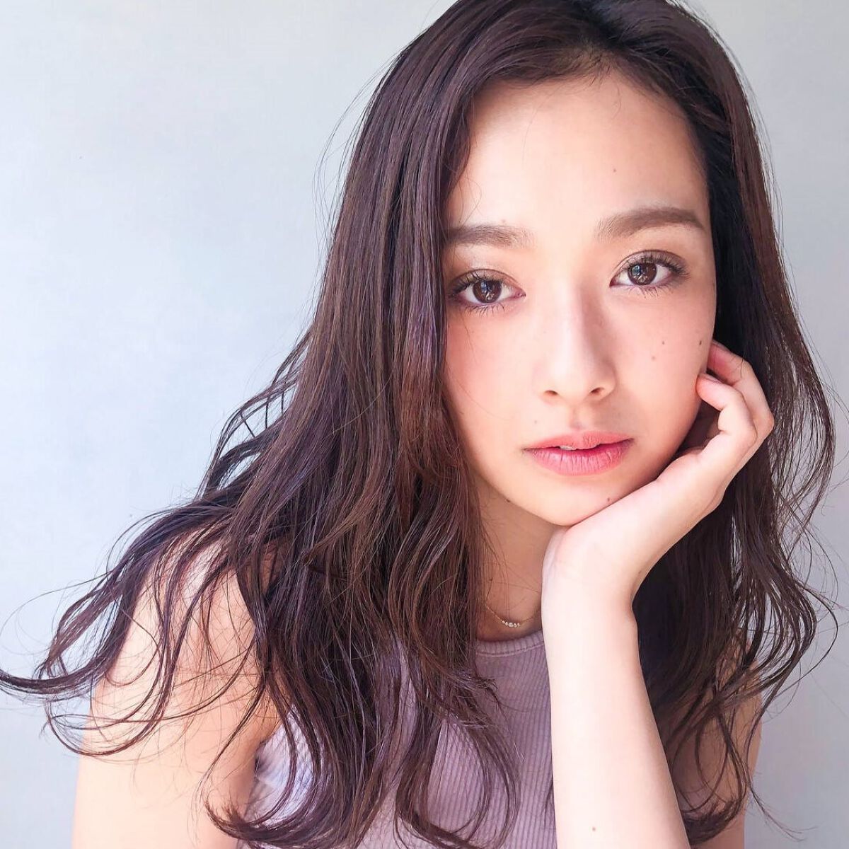 加治ひとみのメイクが手本!【大人の垢抜けメイク術】アイシャドウなど愛用の美容アイテムも紹介◎のサムネイル