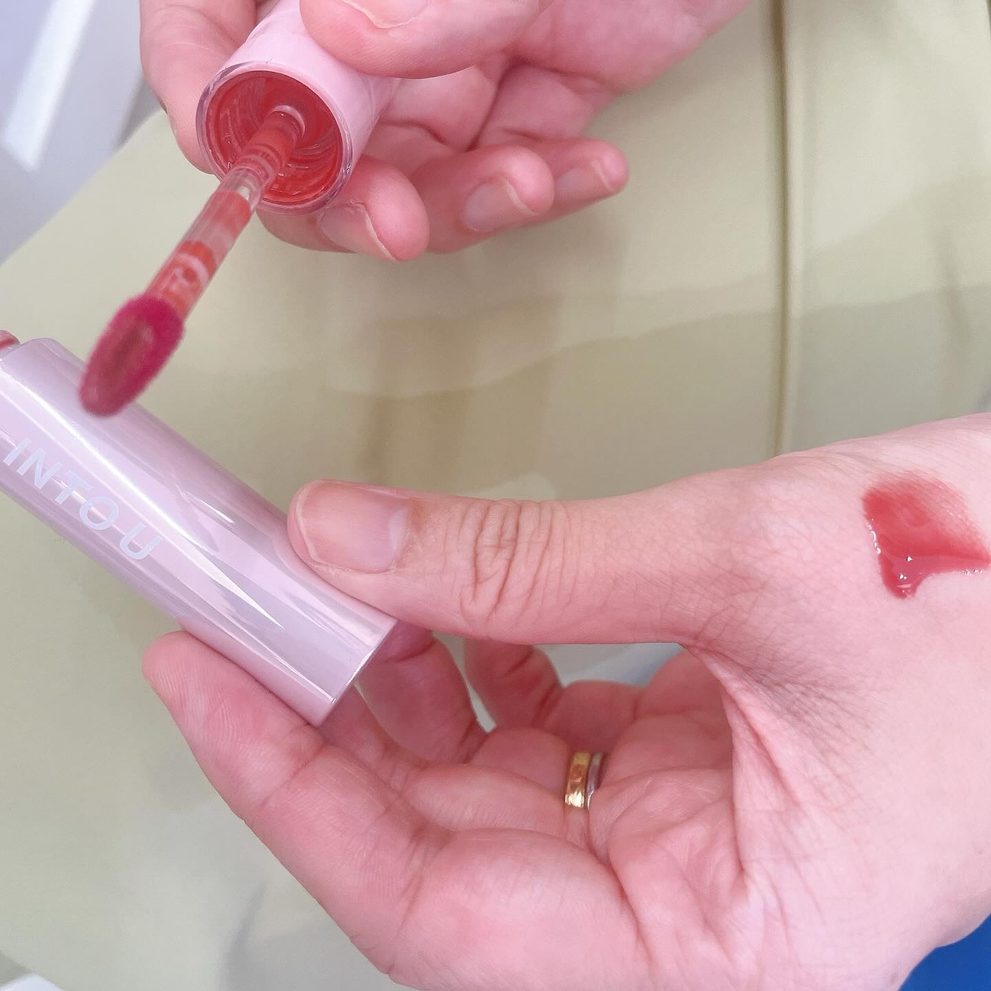 ジューシーパンピンググロス/INTO U/リップグロスを使ったクチコミ（1枚目）