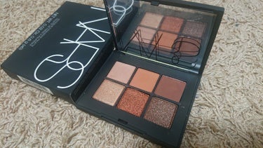 メイクアップアーティストの河北さんがおすすめしていて購入しました(^ー^)！

NARS ヴォワヤジュールアイシャドウパレット1191

上段3色はマットなカラー、下段3色はラメが入ったカラー！
ほんと