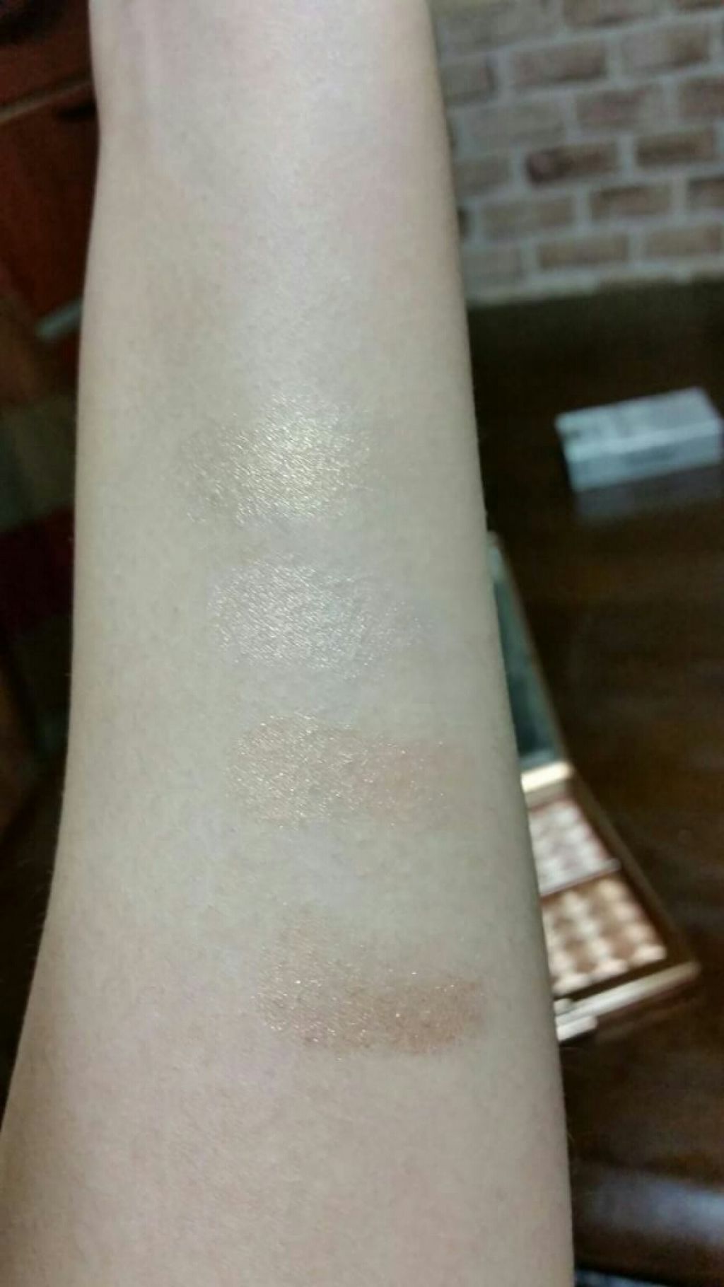 マジック アワー フェイスイルミネーター パレット/ローラ メルシエ/プレストパウダーを使ったクチコミ(3枚目)