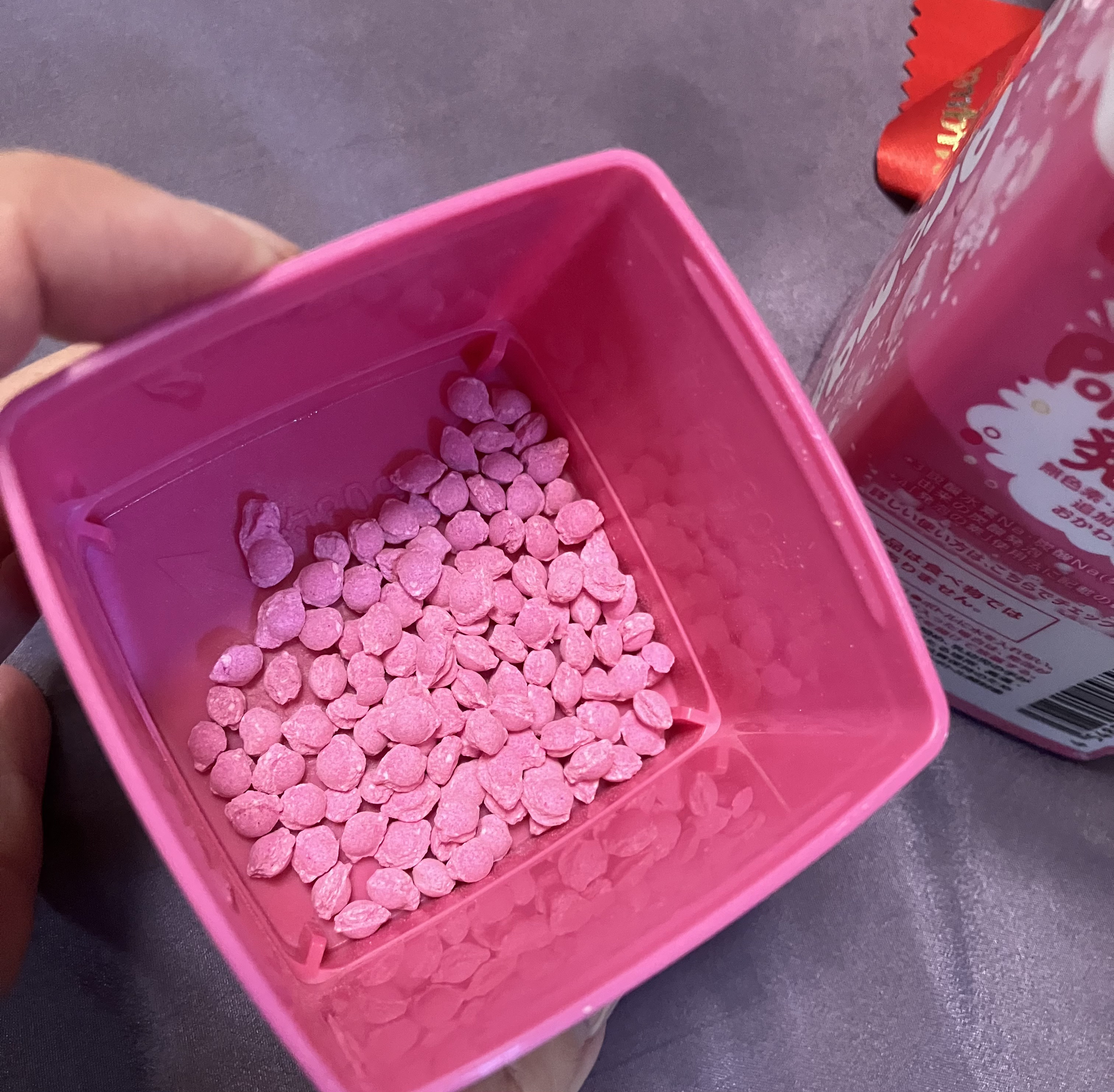 きき湯 ポッピンアロマ 気分ごきげんフローラルのクチコミ「入れるとしゅわしゅわパチパチ音がしてなんかいい〜。色もピンクでお花の香りがふわーっとバスルーム.....」（2枚目）