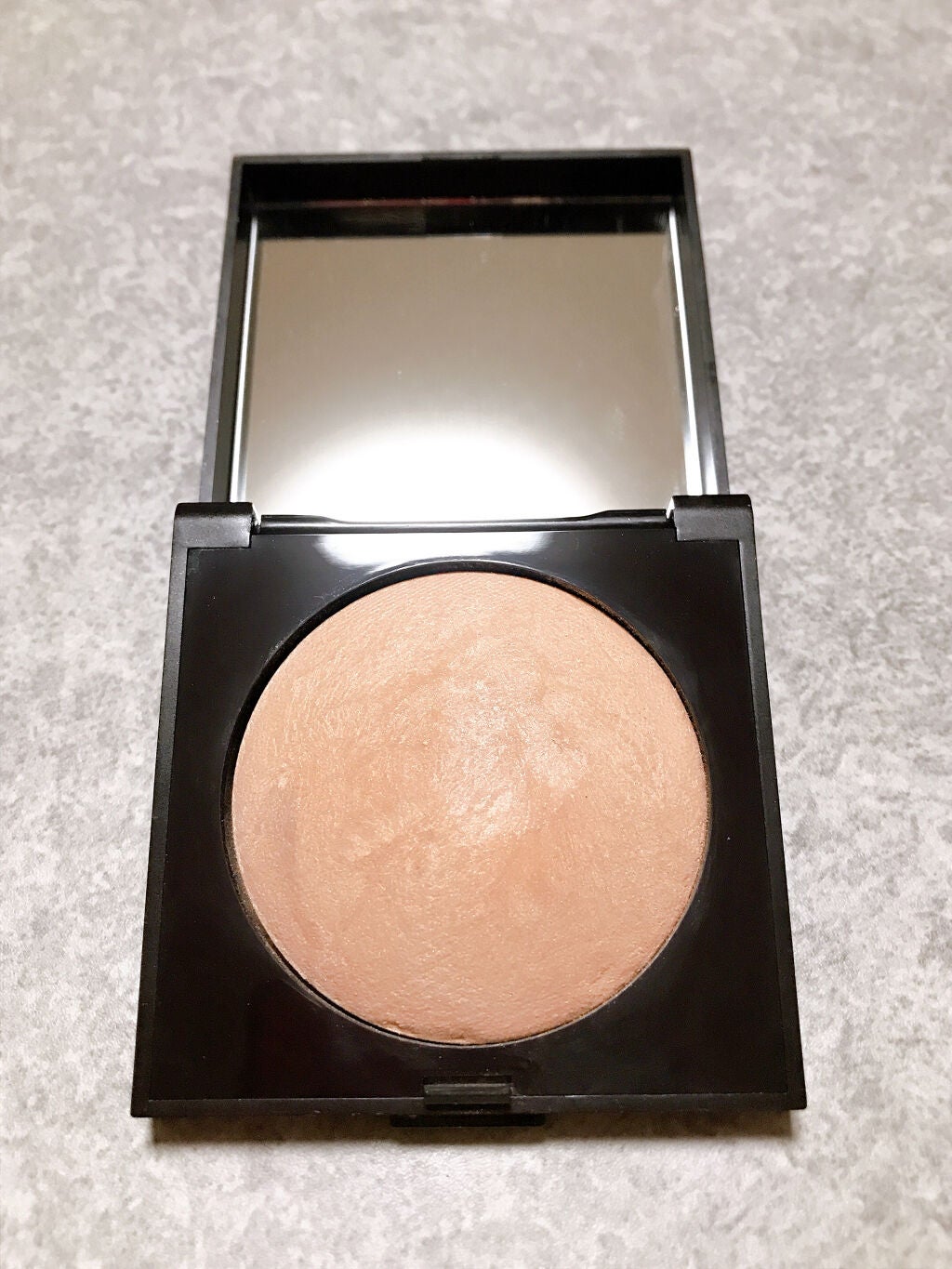 マットラディアンス ベイクドパウダー ハイライト01/ローラ メルシエ/パウダーハイライトを使ったクチコミ(2枚目)