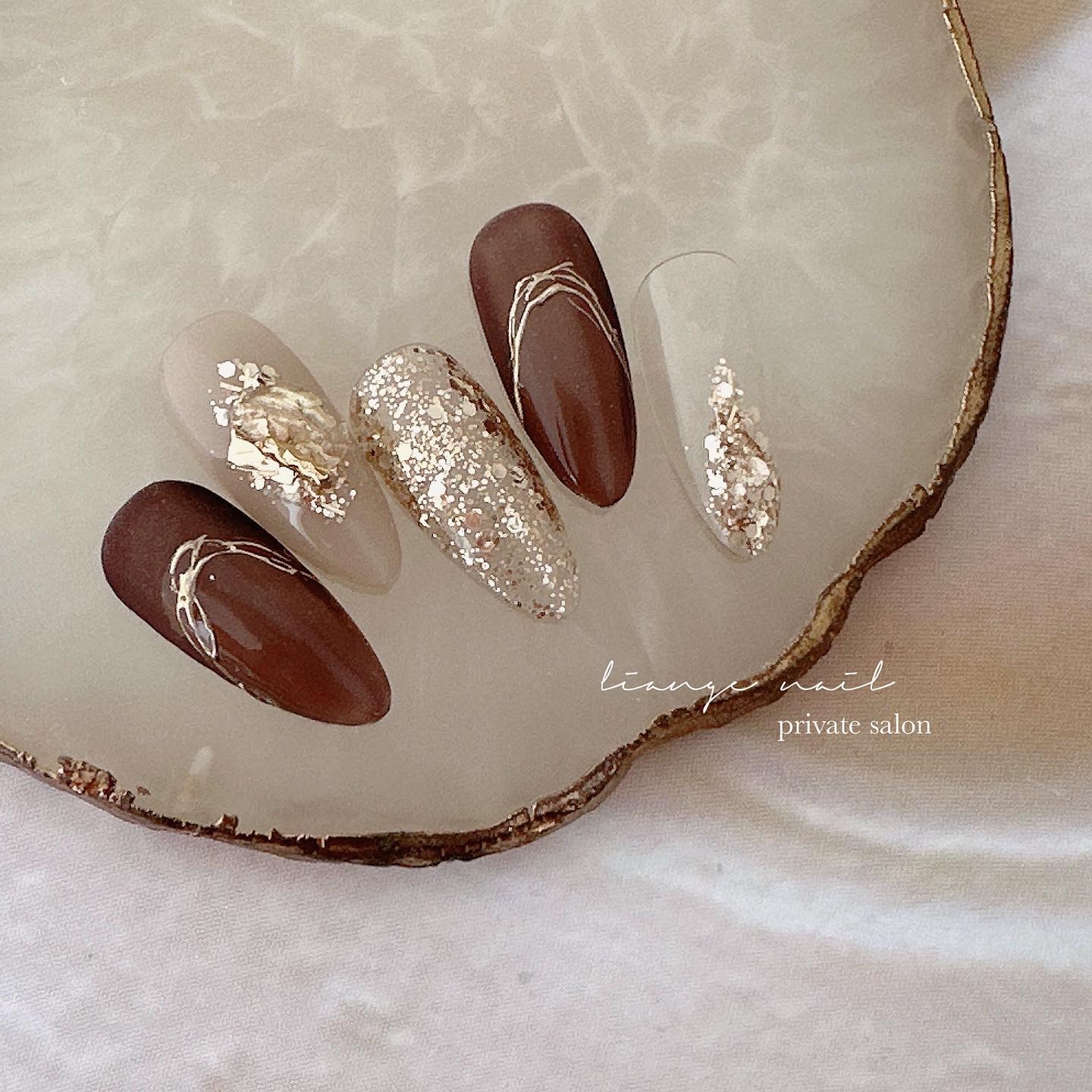 #ネイル,#大人ニュアンスネイル,#ニュアンスネイル,#ジェルネイル,#ブラウンネイル,#ミラーネイル,#グリッターネイルのネイルデザイン