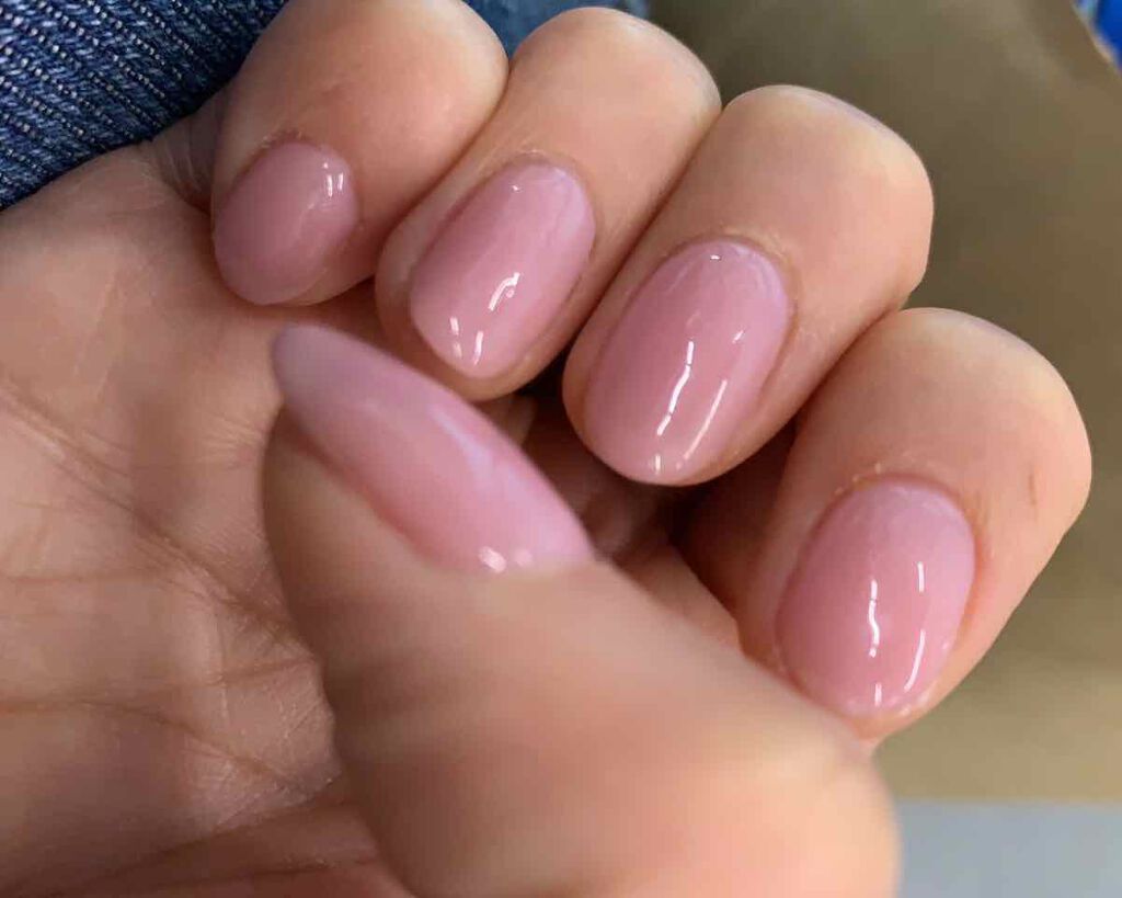 ジェルネイル　ホワイトピンク　右手

母がネイルしてきた〜！って自慢してきて色もとっても可愛い。。。ミニモでワンカラーで1000円でやってもらったみたい❣️やすいしとっても上手でいい感じ。左手も載せます！
