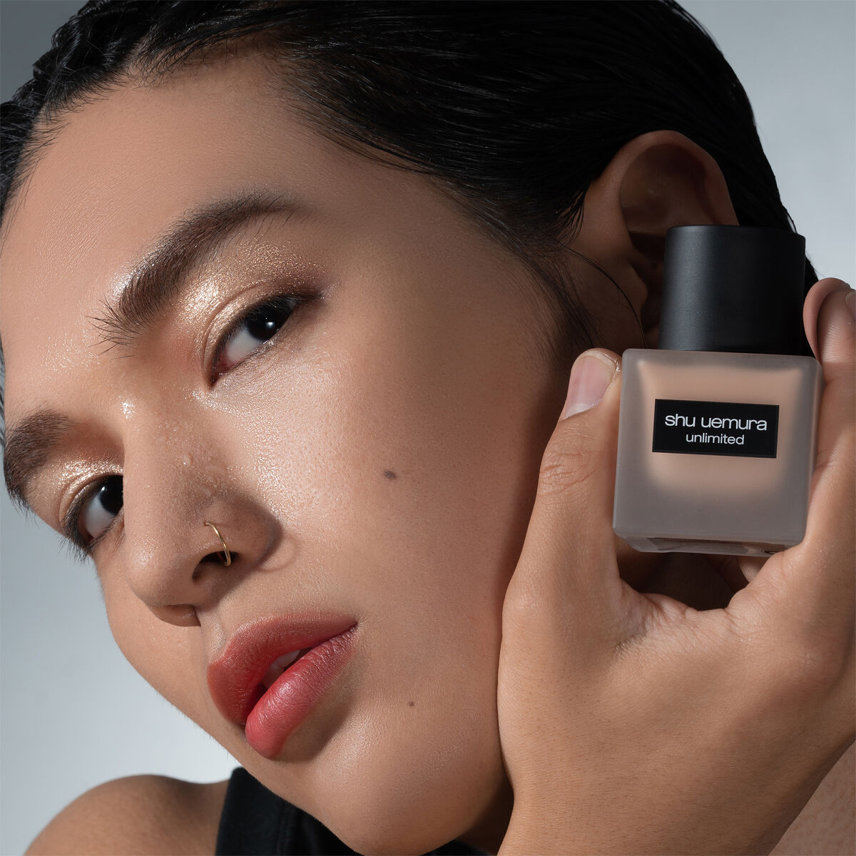 薄くて軽いテクスチャーで崩れしらず シュウ ウエムラのリキッドファンデーション Lips