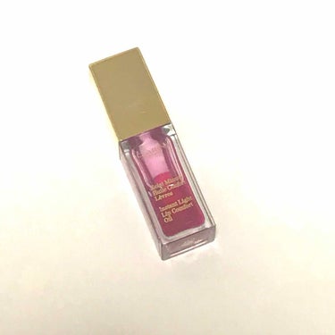 CLARINS
コンフォート リップオイル
02 raspberry 

こちらは、クラランスの商品の中でかなり有名なリップオイルです！
種類が常に6種類くらいあるのですが、私は甘くていい香りのするラズ