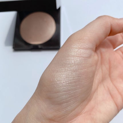 マットラディアンス ベイクドパウダー ハイライト01/ローラ メルシエ/パウダーハイライトを使ったクチコミ(3枚目)