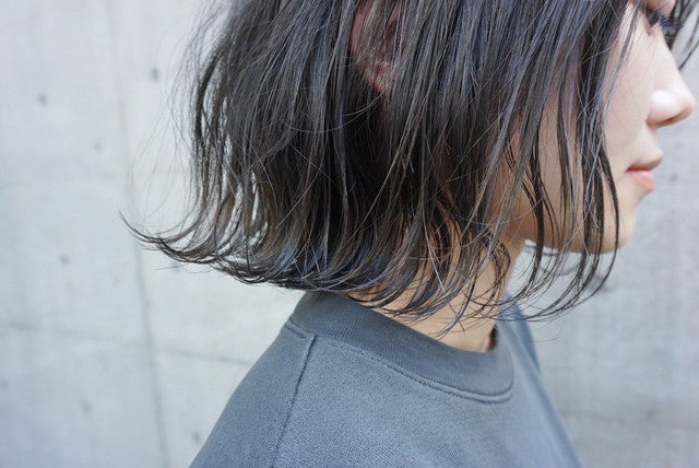 切りっぱなしボブの女性の横顔