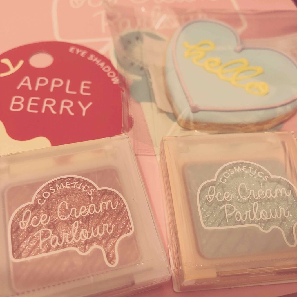 ラフォーレ原宿の期間限定ショップ
【icecosme】のアイシャドウ👀✨

普段使いできる色のピンクと水色！
買う予定無かったけど試しで付けたら
細かいラメが綺麗すぎて思わず購入🐸

まだピンクしか使ってないけど
涙袋に使ってる！！
め