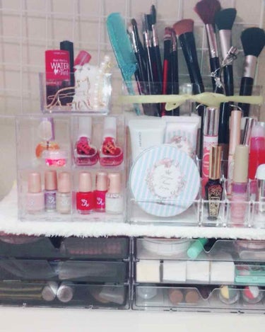 私のコスメ収納です💄

まだコスメが少ないし改善したいところも少しあるのですが今はこんな感じです✨

上の方の白のアミアミのやつに可愛いコスメを磁石でつけたいなぁとか思ってます🎵(語彙力低下中 笑)
 