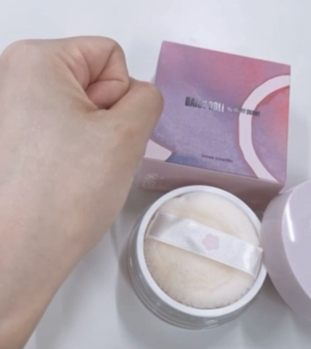 細かいラメが入ってて
ナチュラルに肌を綺麗に見せてくれるパウダー！
こんなパウダー初めて出会ったっていうくらい、
キラキラ具合が可愛い！！

部分的に使っても可愛いかも、、♡