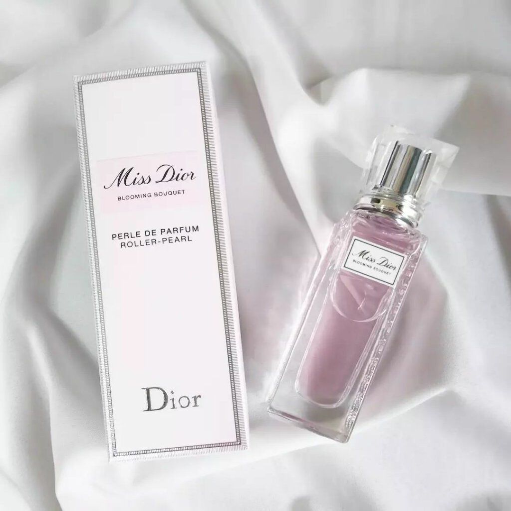 親友にプレゼントしてもらいました！✨

このサイズ感・瓶の形が可愛いのと
ロールオンタイプを持ってなかった為
こちらにしてもらいましたが

いい香り過ぎて....🙏🙏🙏
プッシュタイプも購入しようかと考えています🙏



#dior