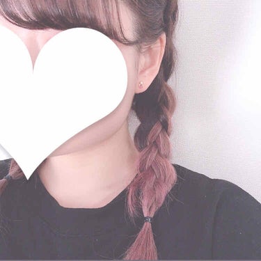 .*･ﾟヘアアレンジ　裏編みこみ.ﾟ･*.

①まずは頭のてっぺんの所を少しとり３つに分けます。

②髪の毛を裏側に順番に持っていきます。

③②のやり方で１度三つ編みのように土台を作ったら、他の所から