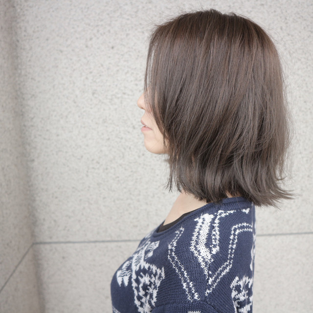 ブルーアッシュカラーの女性