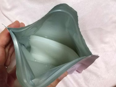 【使った商品】クオリティファースト
【商品の特徴】高保湿
【使用感】しっかり潤う
【良いところ】くすみ抜けも感じられた✨
【イマイチなところ】特になし
【どんな人におすすめ？】潤いたい人
【使い方】顔に合わせて貼る

✼••┈┈••✼••┈┈••✼••┈┈••✼••┈┈••✼

くすみ抜けも感じられたのでこれもリピートしたいなと思いました✨
買いやすいお値段なので大容量買おうかなと思います👍️

✼••┈┈••✼••┈┈••✼••┈┈••✼••┈┈••✼

#クオリティファースト
#ザ・ダーママスク
#私のベストコスメ2023 の画像 その2