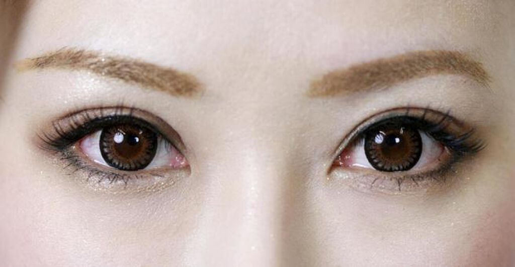 眉毛を薄くするには 垢抜けふんわり眉を作るカット メイクのコツ Lips