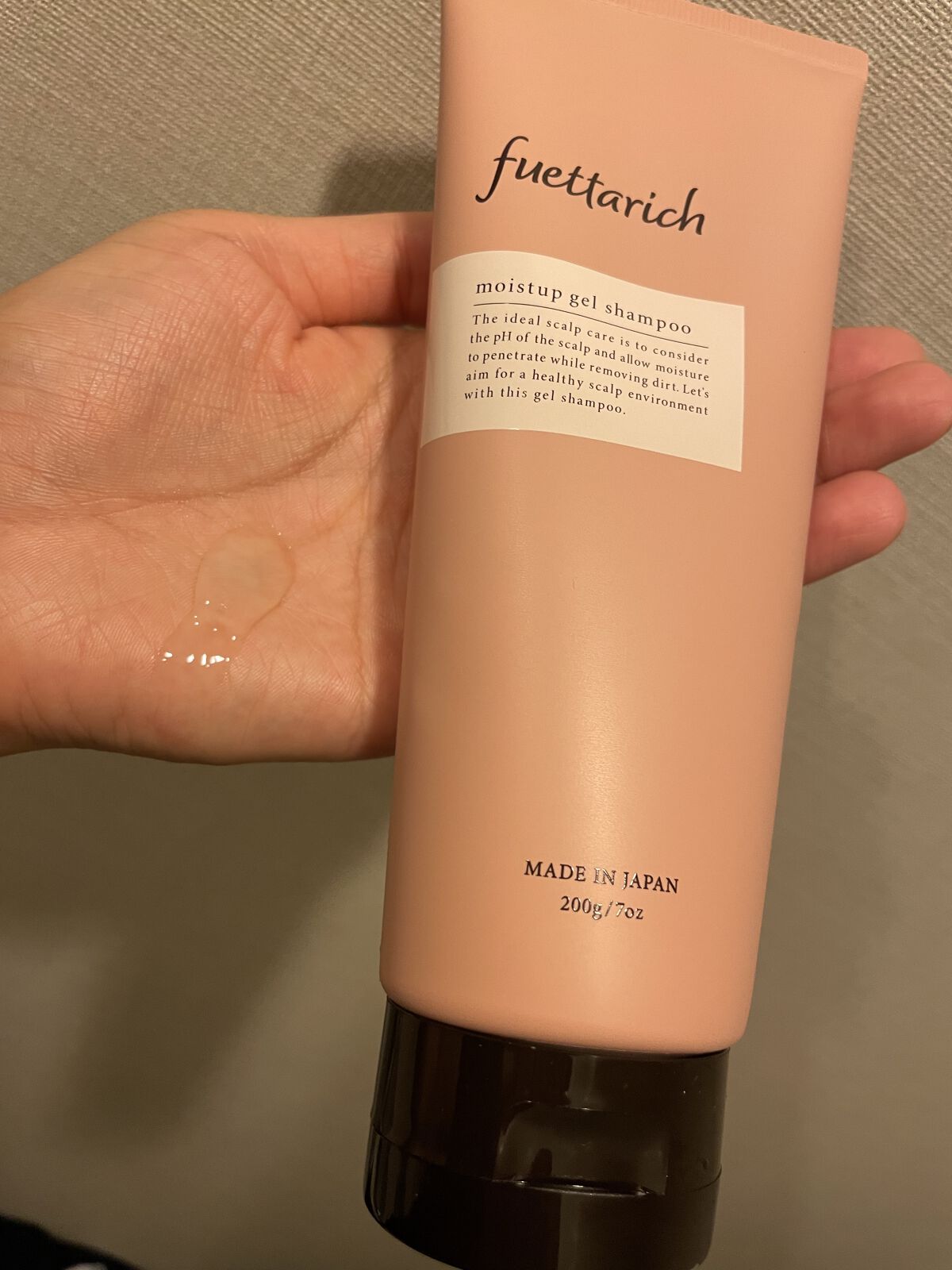 fuettarich(フエッタリッチ)のシャンプーは新感覚の”保水ジェル”シャンプーと聞いていたので、とっても気になっていました☺️💗
色は透明だよ☝️
チューブタイプだから出しやすいです◎

ジェルだから泡立ちにくいのかな？と思ったので