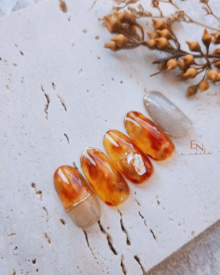 e_nails//フォロバ◎//ネイルとコスメ好きママ on LIPS 「@grace_gelさんの商材で#べっ甲ネイル😁べっ甲のベース..」(1枚目)