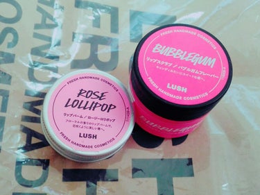 ⚠︎LUSH好きな方はごめんなさい💧⚠︎


LUSH リップバーム ロージーロリポップ(1枚目左、2枚目)
綺麗な唇になりたい！！と思い買いました😃
見た瞬間黄色？！ってなりましたが、塗ると全然透明で