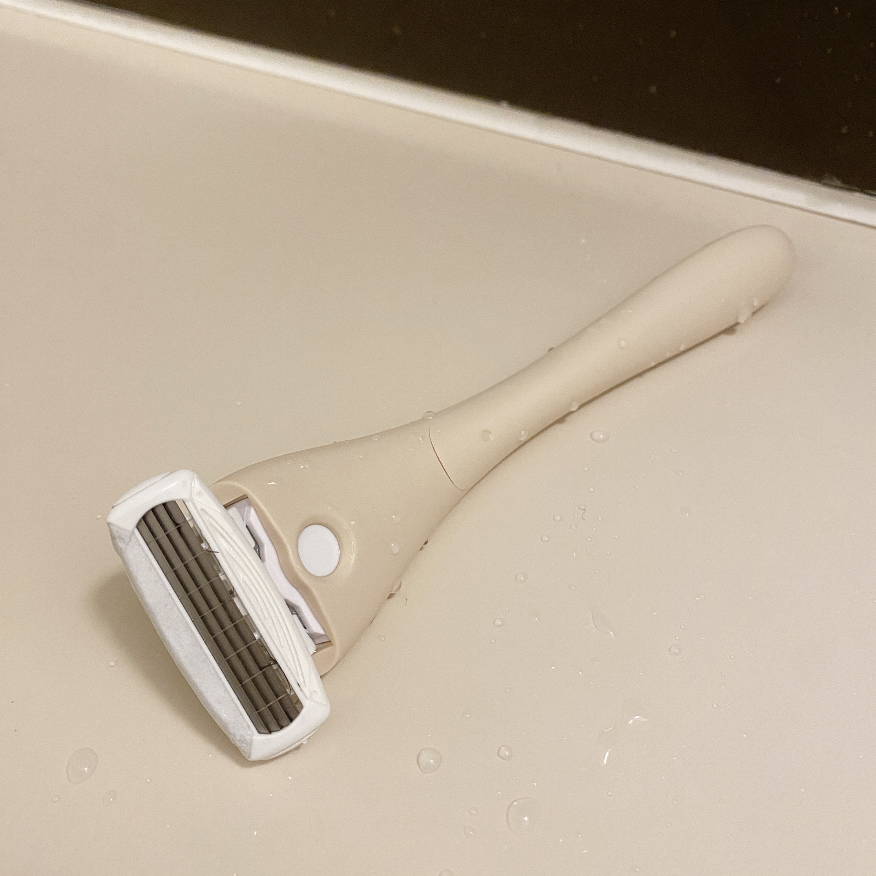 シックファースト シェービング ホルダー（刃付き＋替刃１コ）/Schick FIRST TOKYO/シェーバーを使ったクチコミ（1枚目）