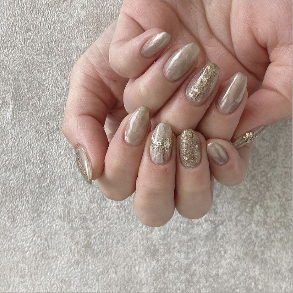 #ミラーネイル,#グリッターネイル,#上品ネイル,#綺麗めネイル,#グレージュネイル,#セルフジェルネイル,#セルフネイル,#ジェルネイル,#ニュアンスネイルのネイルデザイン