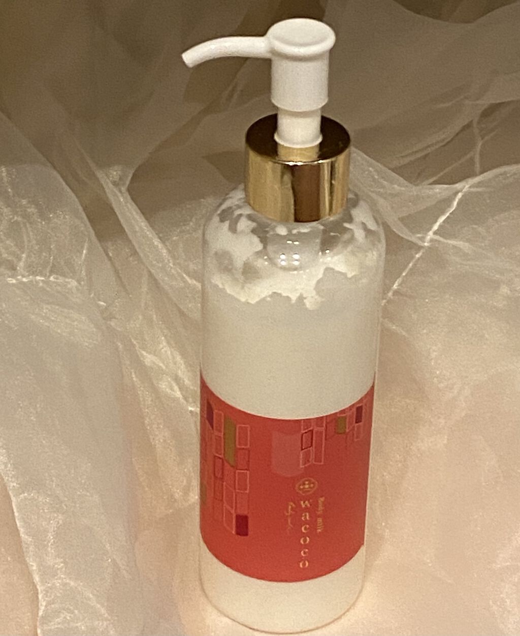 このボディクリームの好きなところは、
香りとポンプ式という便利なところ♡

意外とスタイリッシュなポンプ式のボディクリームってない気がしてて、、
これは便利な上に香りもお花の優しい香りで、
スキンケアのお供です🏃‍♀️✊🏻

#ワココ 