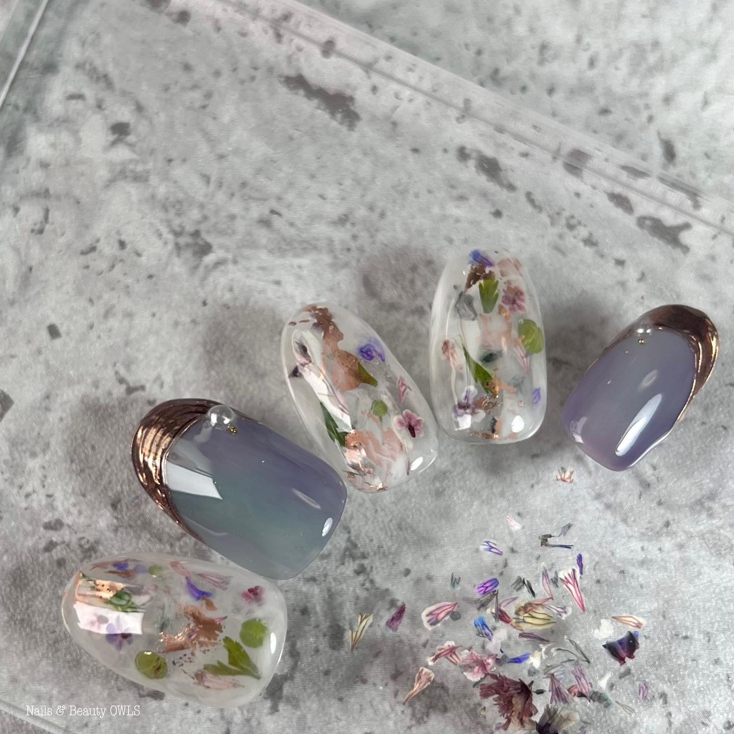 #カラフルネイル,#個性的ネイル,#個性派ネイル,#シンプルネイル,#クリアネイル,#フラワーネイル,#春ネイル,#小花ネイル,#押し花ネイル,#ニュアンスネイルのネイルデザイン